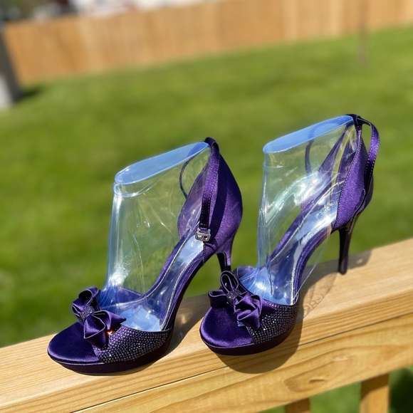 Gianni Bini Plush Purple Heels size 9M has a 4 inches heel w/ 1/2 inch platform - Picture 2 of 4